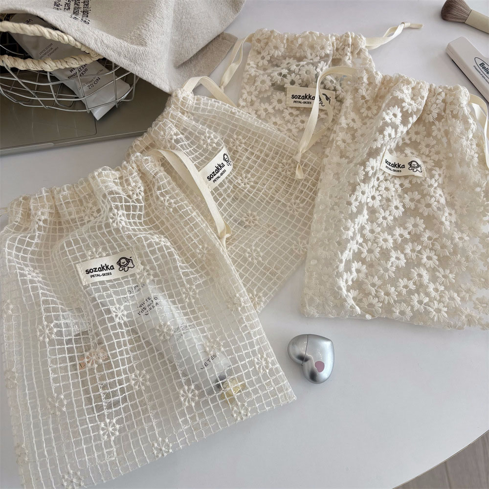 Travel Accessories And Bags - กระเป๋าเครื่องสำอางผ้าตาข่ายปักลายดอกเดซี่พร้อมเชือกรูด กระเป๋าใส่ของใช้ในห้องน้ำ ชุดชั้นใน ถุงเท้า สำหรับเดินทางช่วงฤดูร้อน กระเป๋าจัดระเบียบอุปกรณ์เสริม